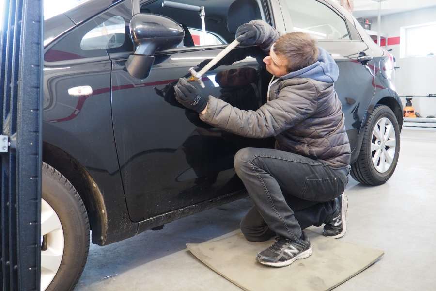 Usuwanie wgniecenia KIA po kolizji na parkingu