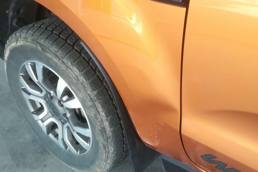 Naprawa błotnika ford  zdjęcia przed