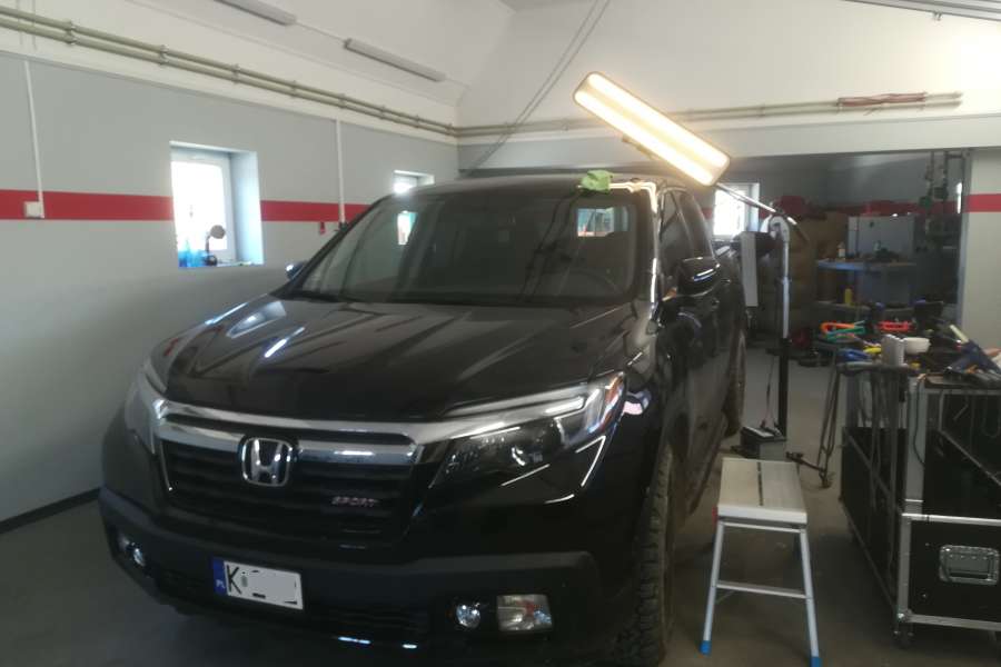 W warsztacie podczas naprawy wgniecenia na słupku po uderzeniu lodu