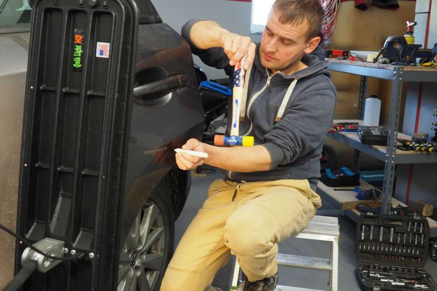 Praca przy naprawie wgniecenia. Zbijanie górek