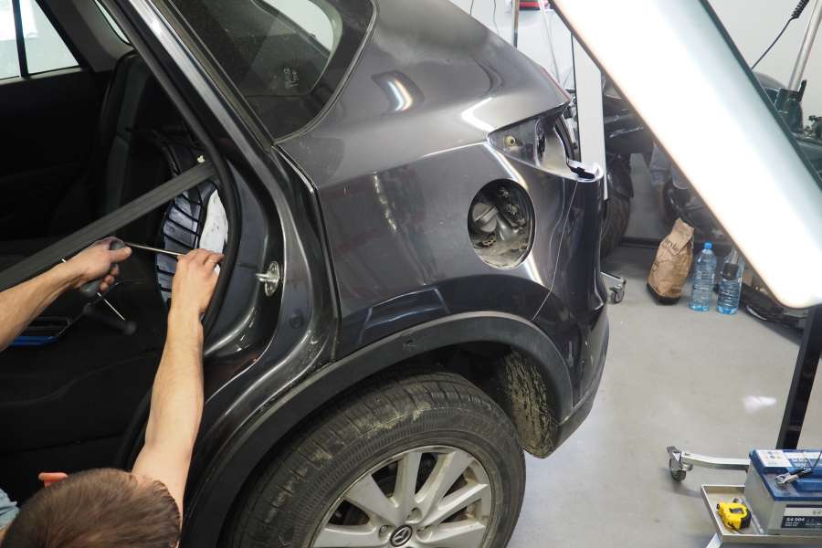 Usuwanie wgniecenia z tylnego błotnika