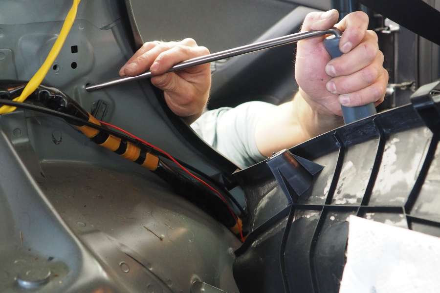 Czasami aby dostac się do wgniecenia trzeba rozebrać tapicerkę