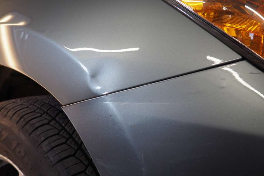 Wgniecenie na błotniku przednim