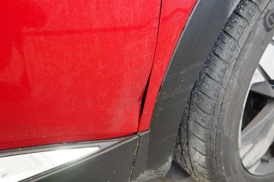 Ostre uszkodzenie rantu drzwi