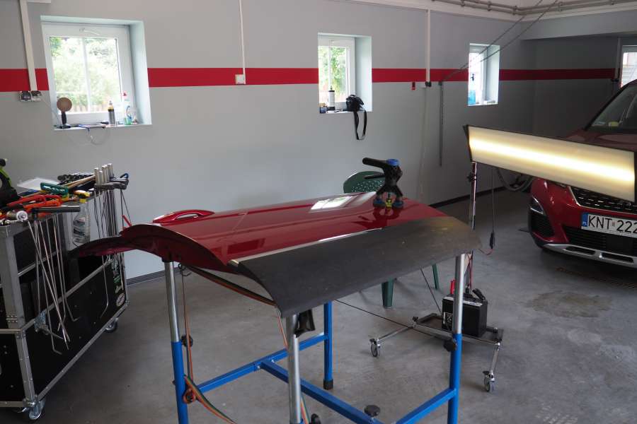 Naprawa drzwi na stojaku