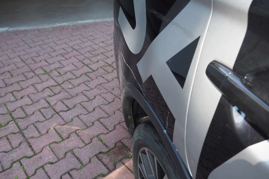 Duże wgniecenie na tylnym błotniku