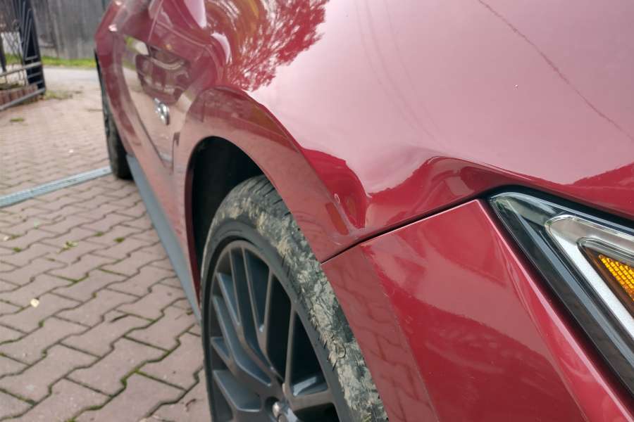 Naprawa wgniecenia na przednim błotniku ford mustang.