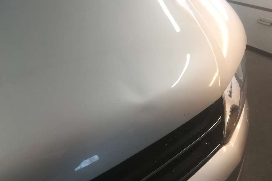 Usuwanie wgniotek na masce